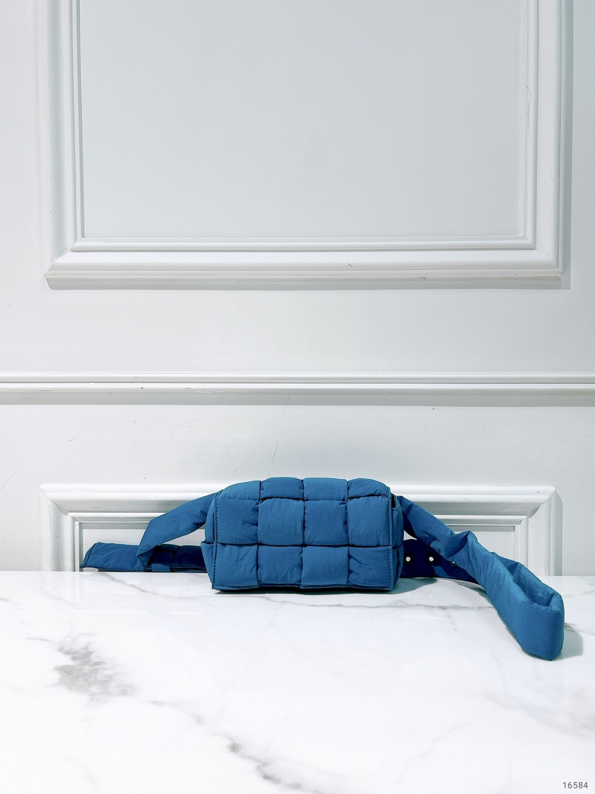 BOTTEGE VENETA CASSETTE, Blue