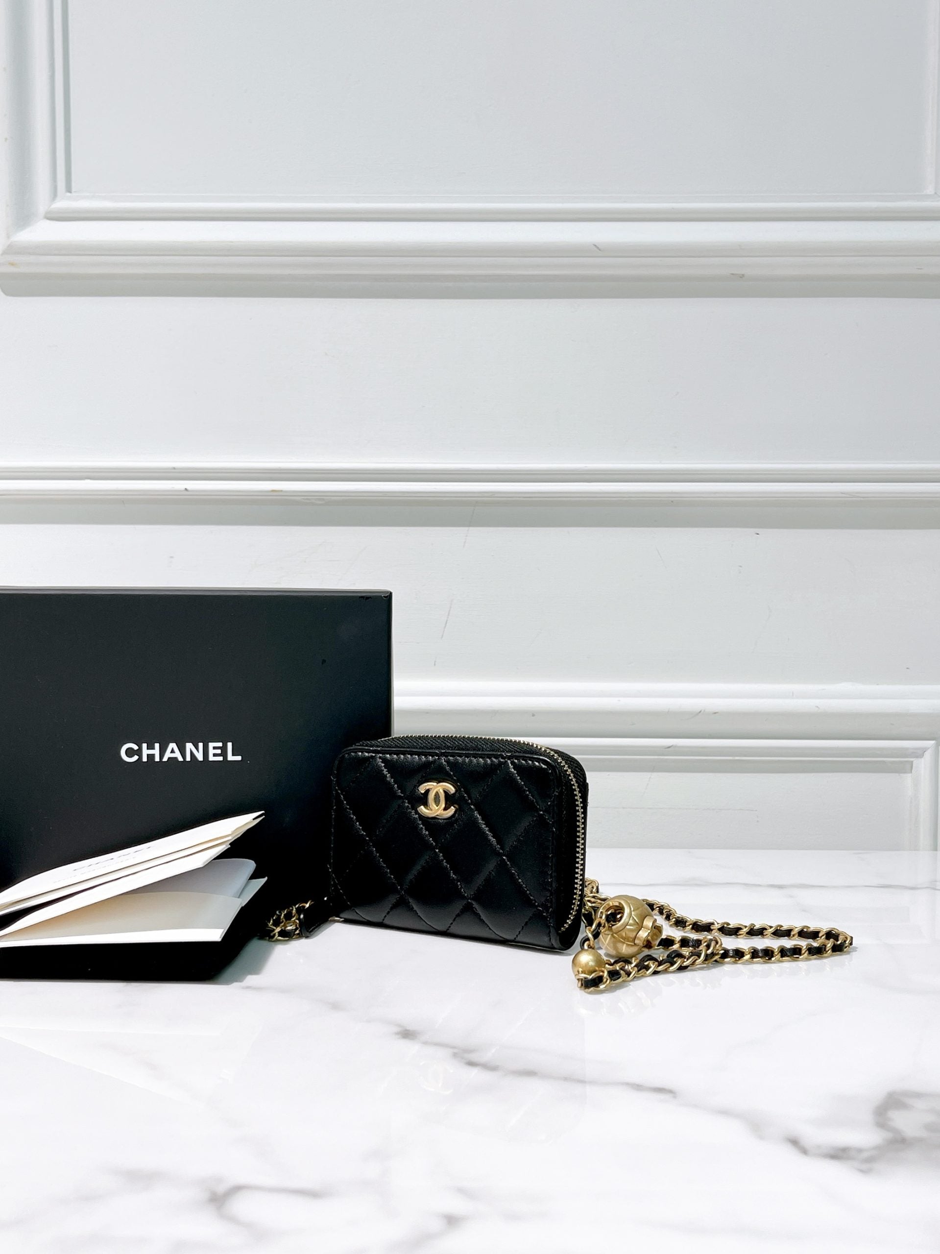CHANEL 22C PEARL CRUSH MINI WOC, Black/Gold