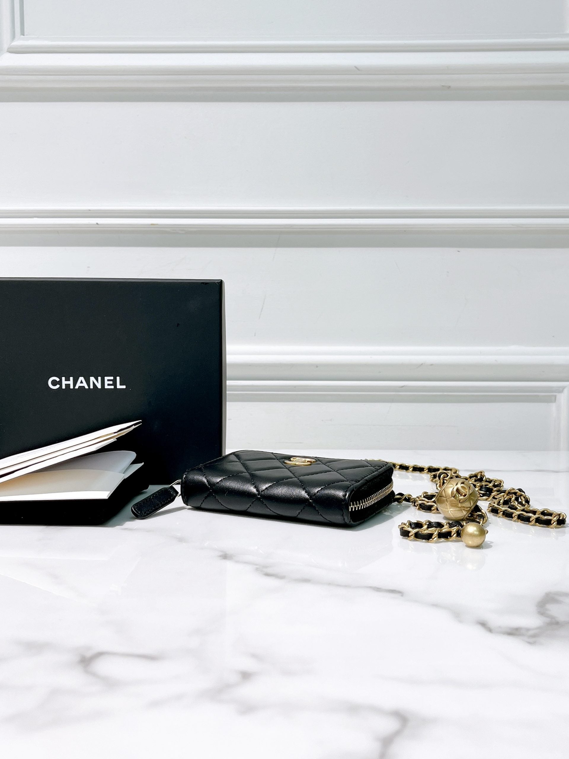 CHANEL 22C PEARL CRUSH MINI WOC, Black/Gold