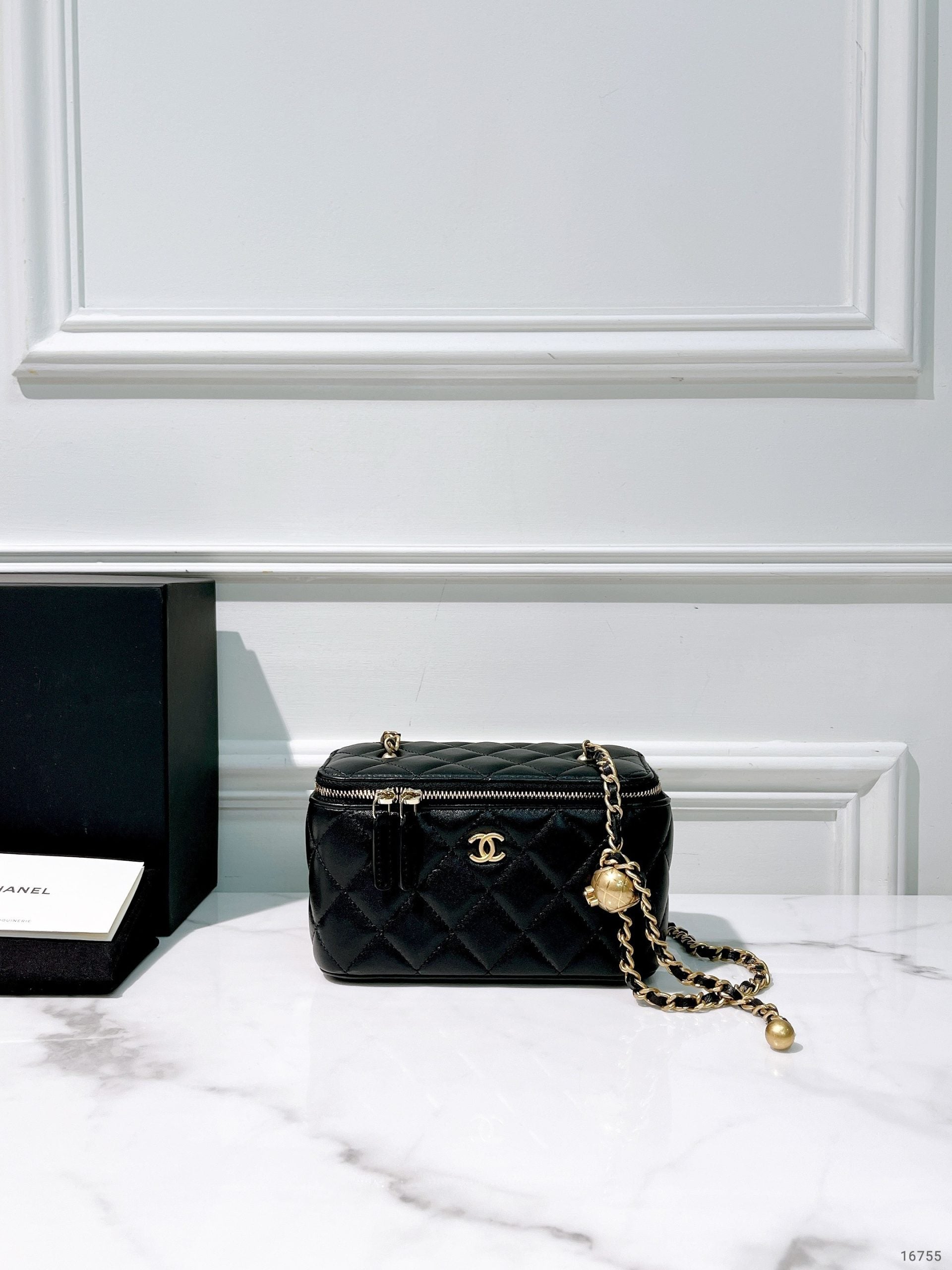 CHANEL PEARL CRUSH VANITY CASE, Black/Gold