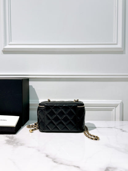 CHANEL PEARL CRUSH VANITY CASE, Black/Gold