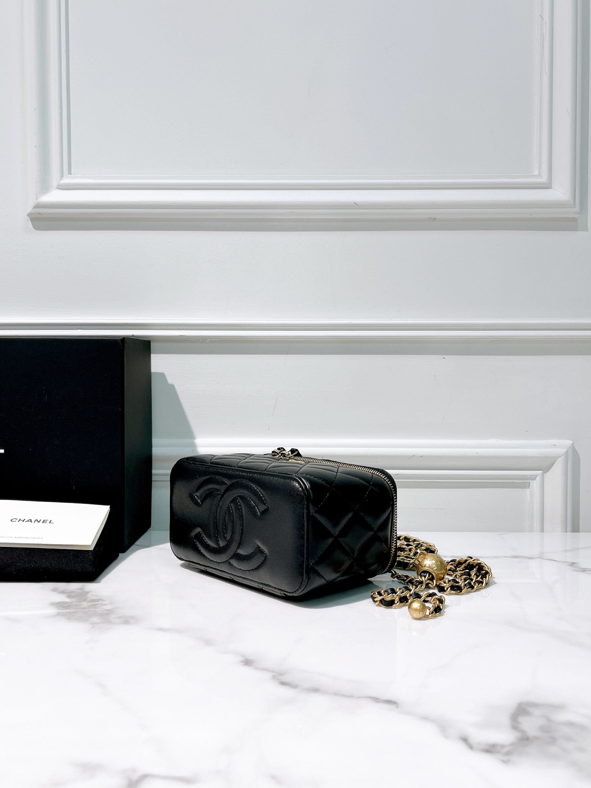 CHANEL PEARL CRUSH VANITY CASE, Black/Gold