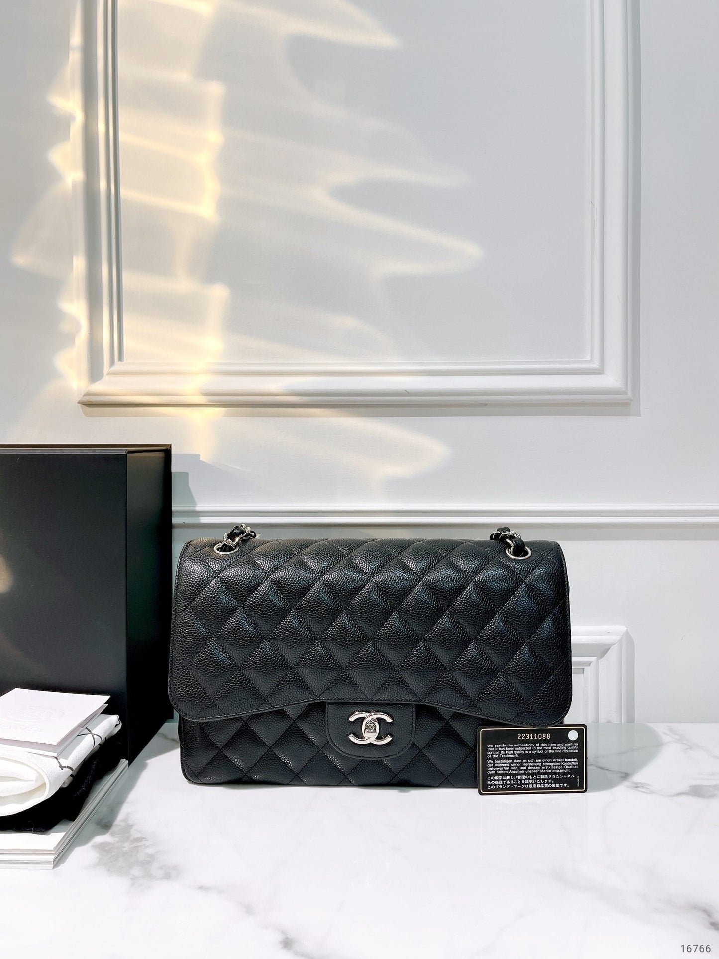 CHANEL JUMBO CLASSIC FLAP, Black/Silver