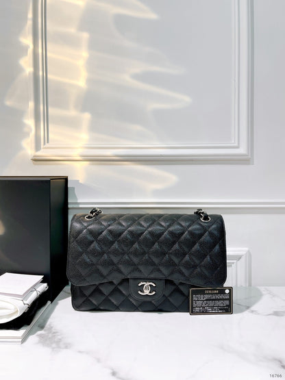 CHANEL JUMBO CLASSIC FLAP, Black/Silver