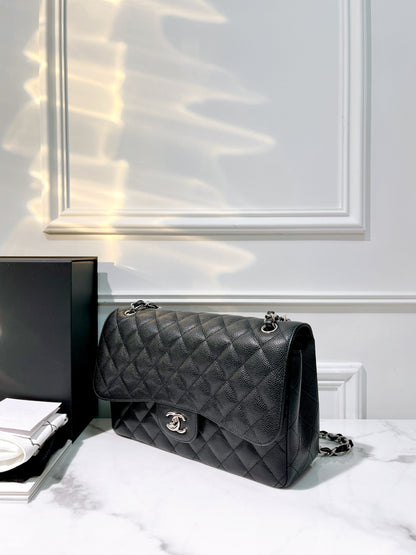 CHANEL JUMBO CLASSIC FLAP, Black/Silver