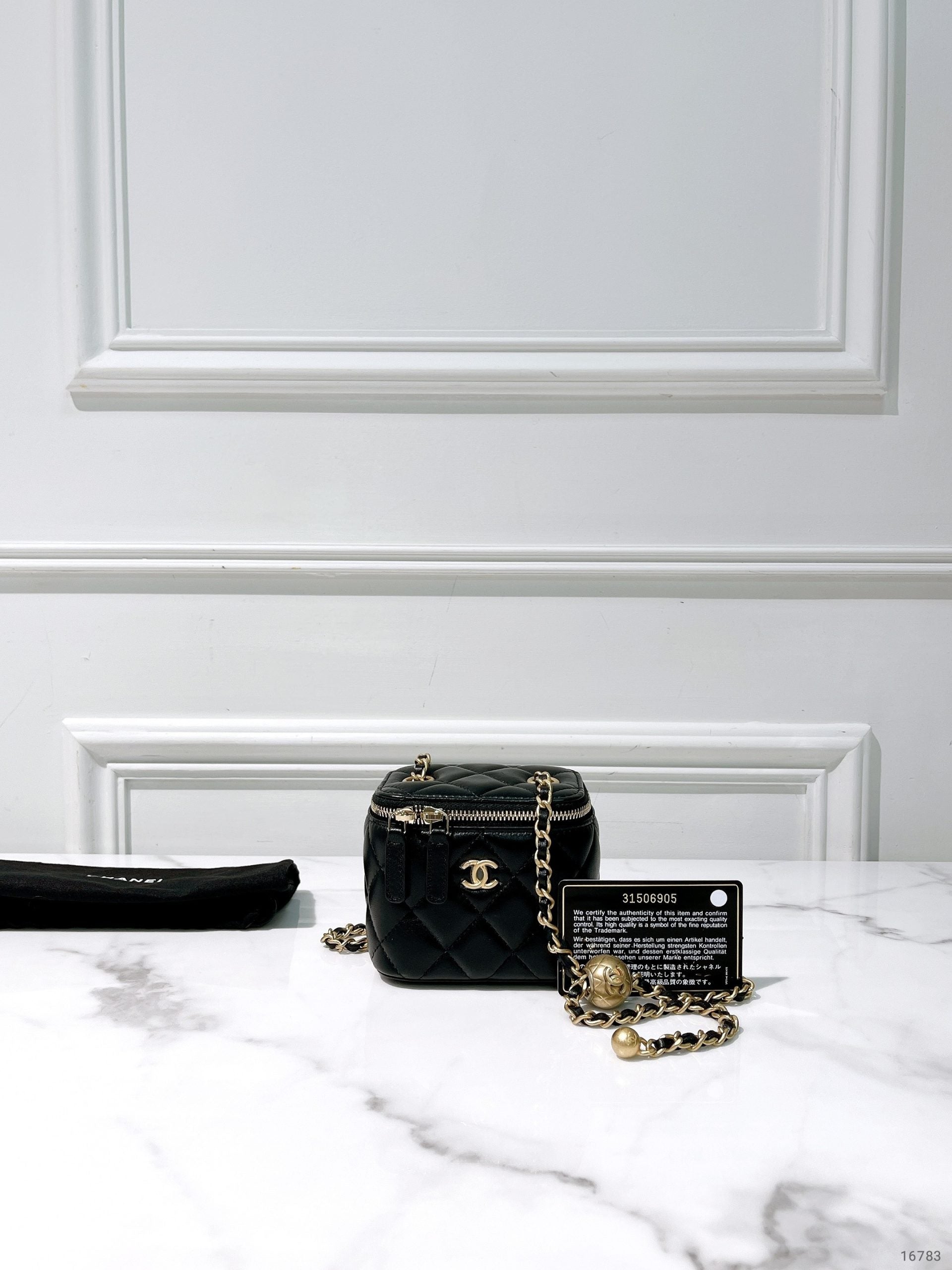 CHANEL MINI VANITY CASE, Black/Gold