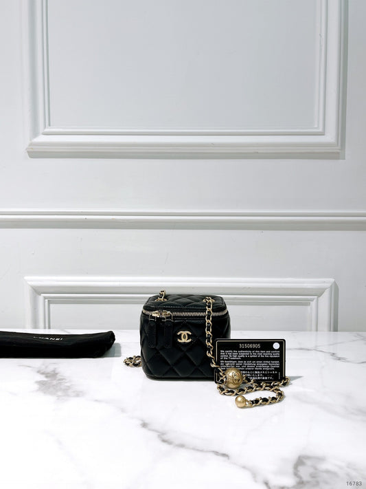 CHANEL MINI VANITY CASE, Black/Gold