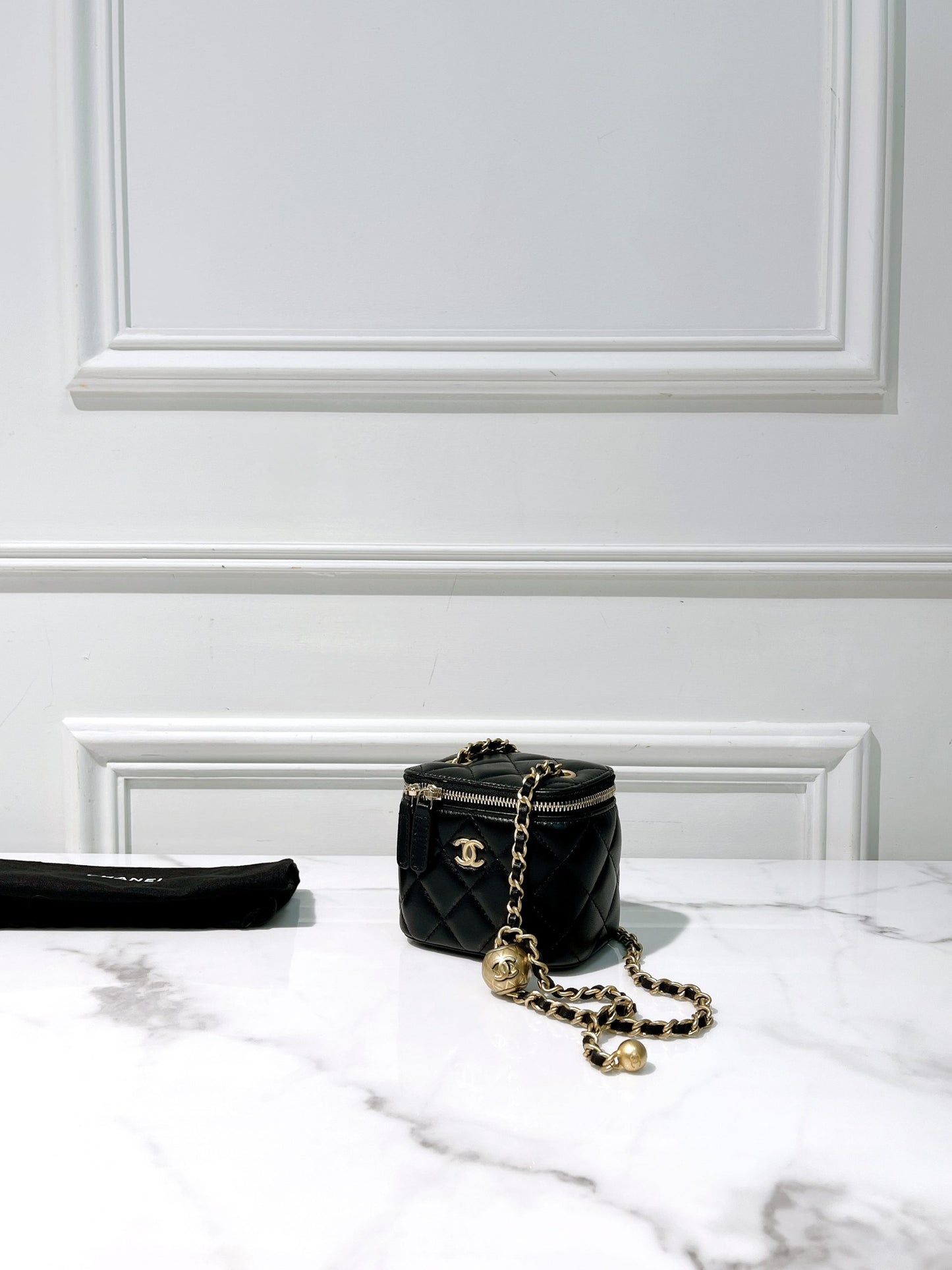 CHANEL MINI VANITY CASE, Black/Gold