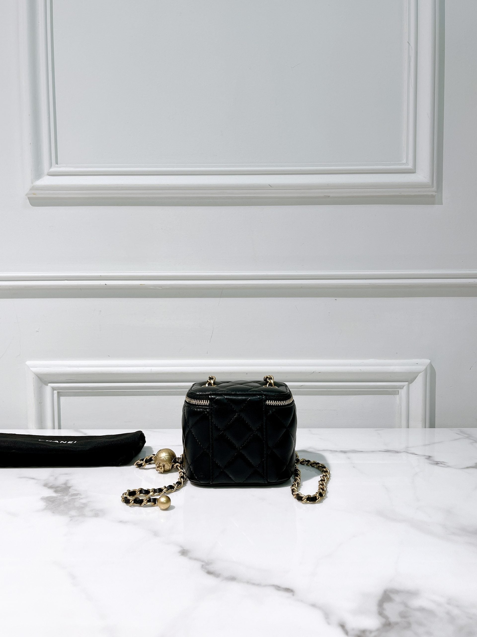 CHANEL MINI VANITY CASE, Black/Gold