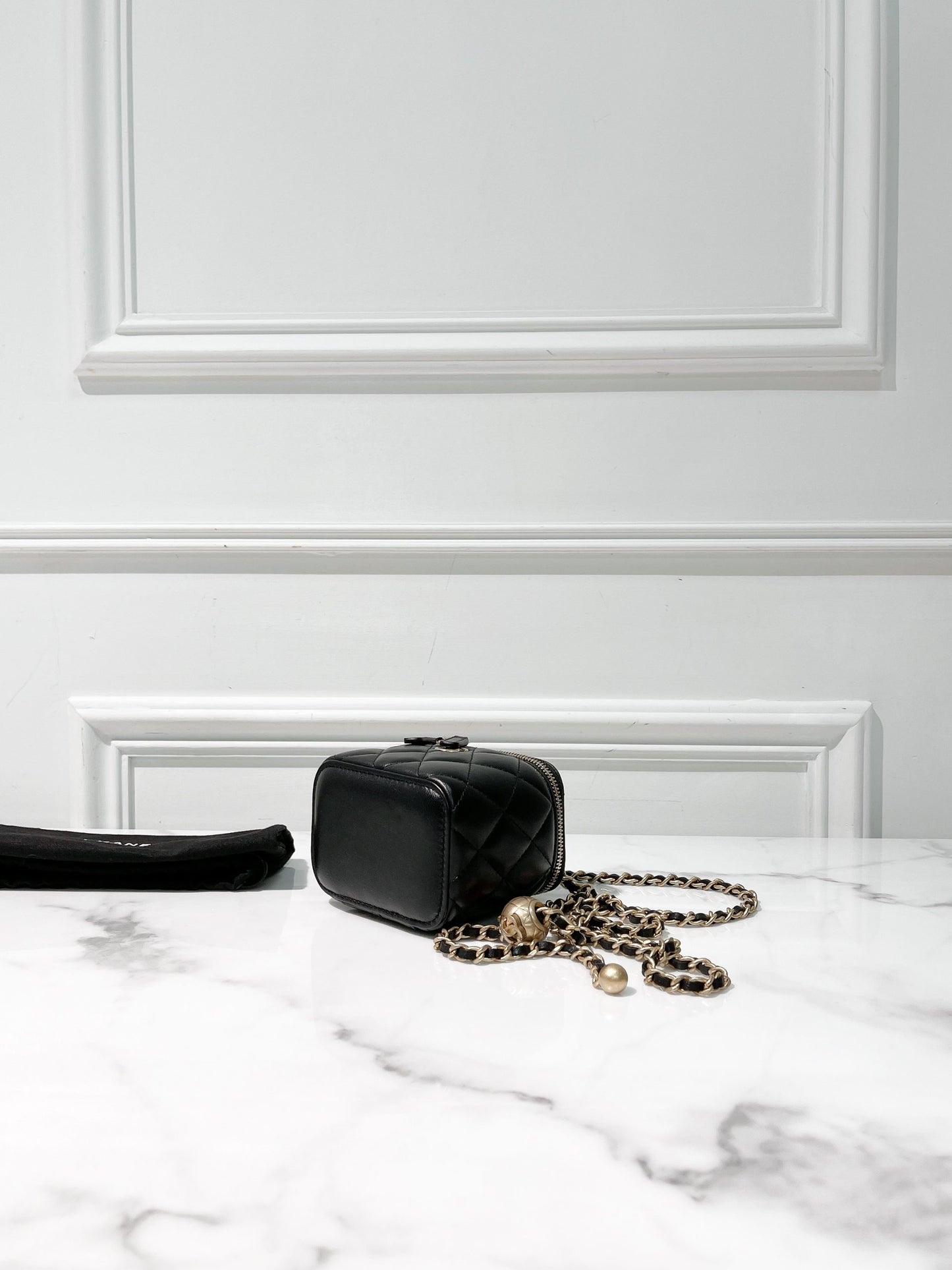 CHANEL MINI VANITY CASE, Black/Gold