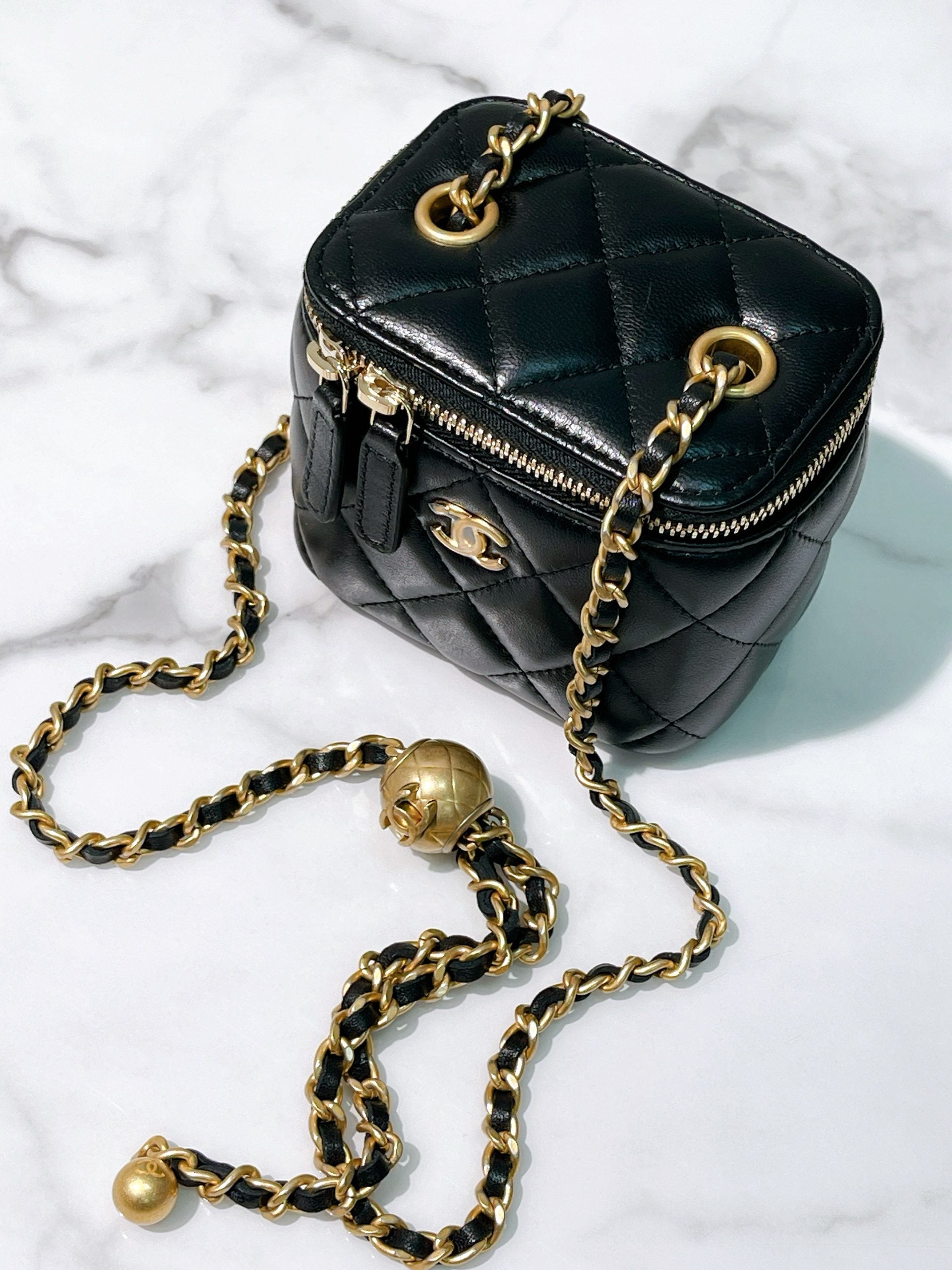 CHANEL MINI VANITY CASE, Black/Gold