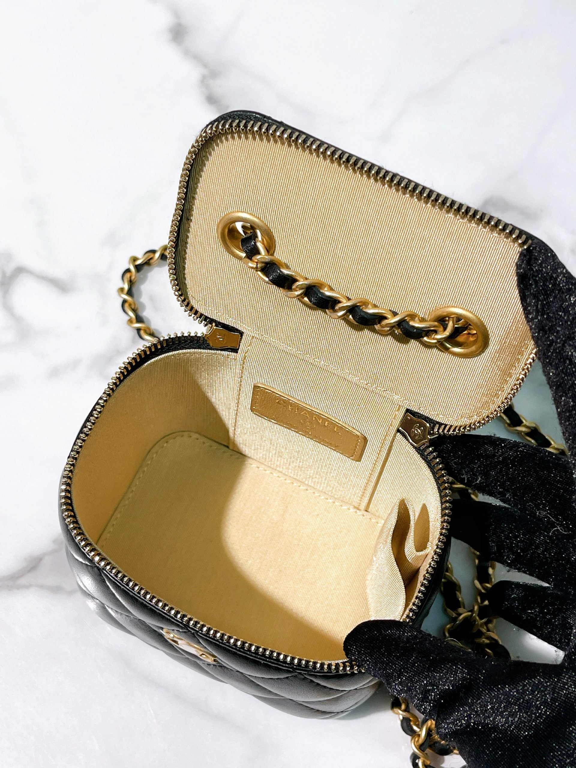 CHANEL MINI VANITY CASE, Black/Gold