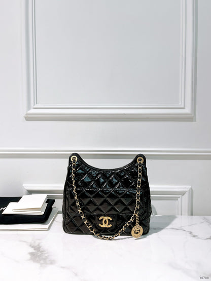 CHANEL 23B HOBO, Black/Gold