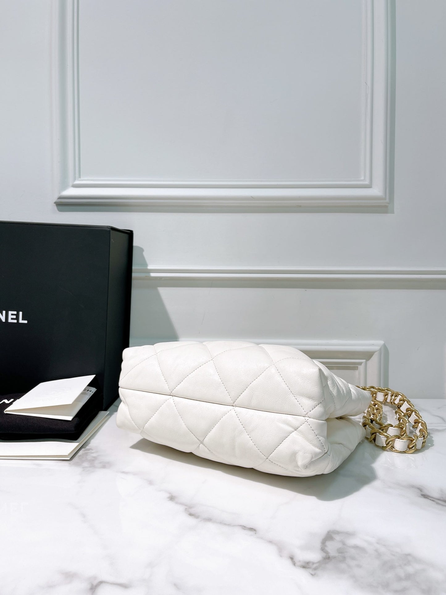 CHANEL 22B SHOPPING TOTE, White/Gold