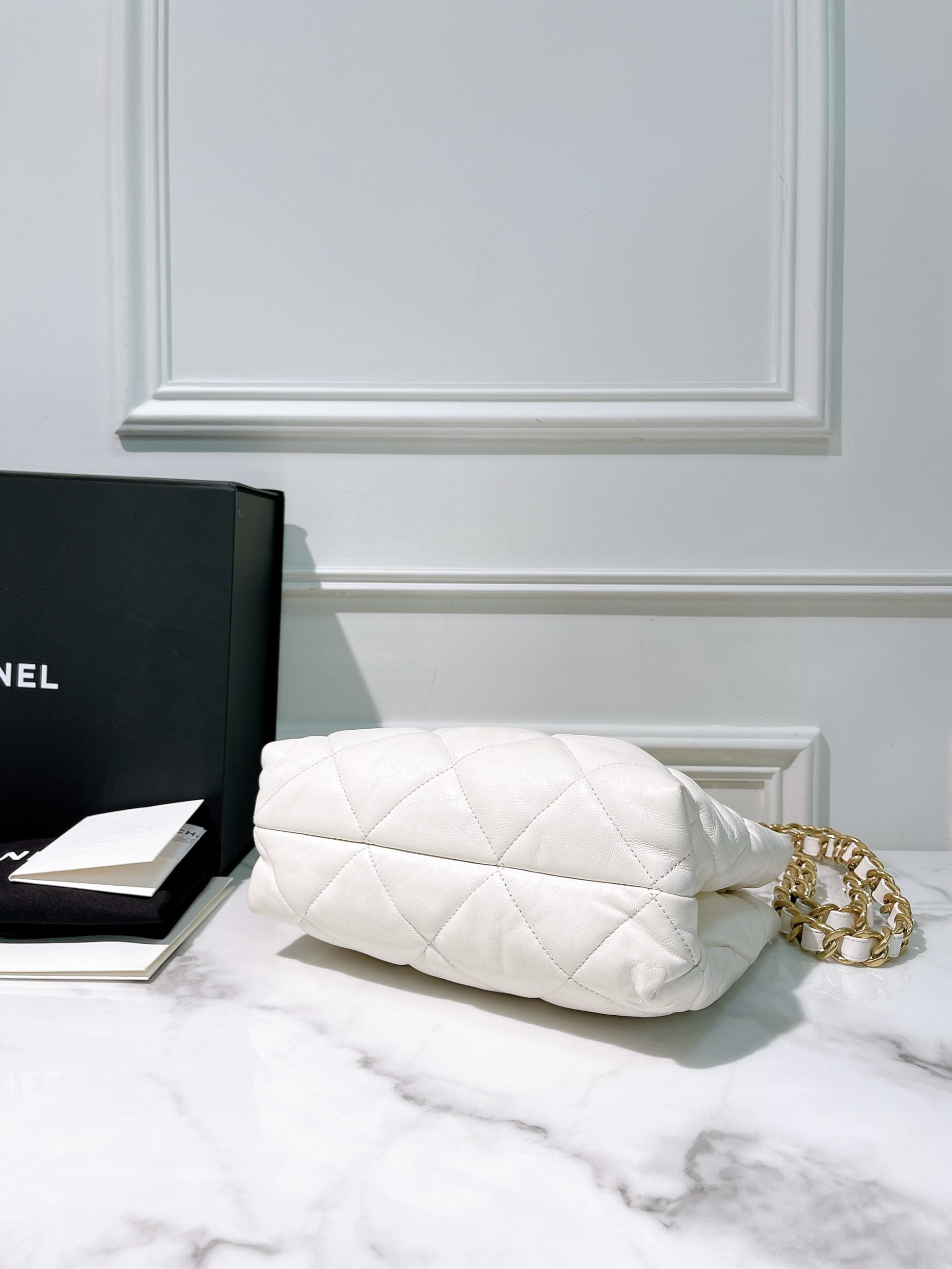 CHANEL 22B SHOPPING TOTE, White/Gold