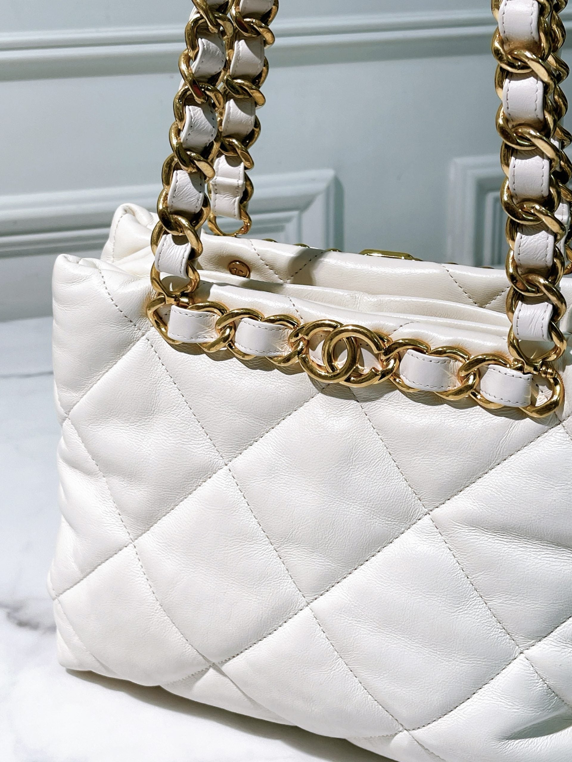 CHANEL 22B SHOPPING TOTE, White/Gold