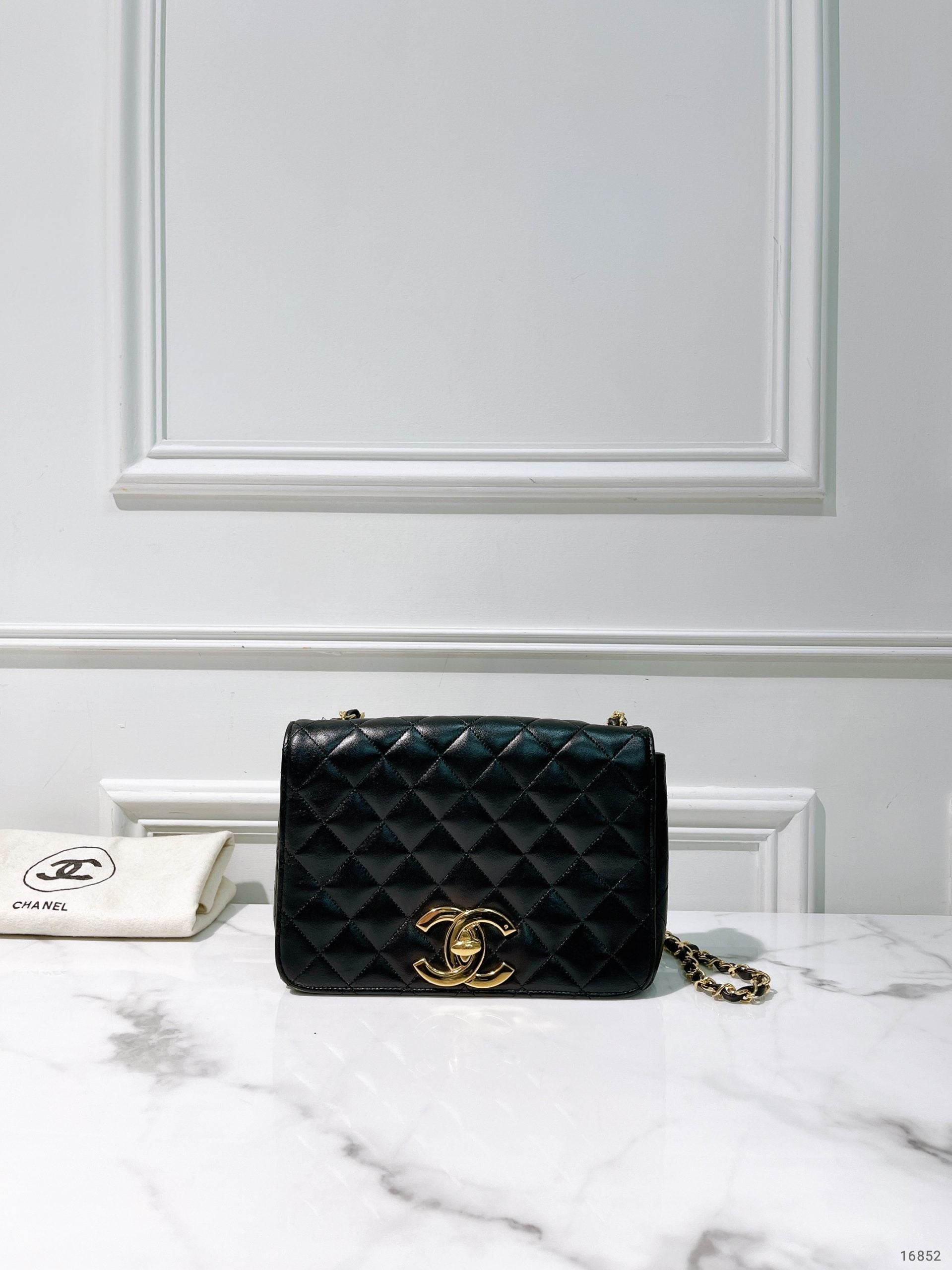 CHANEL VINTAGE FLAP BAG, Black/Gold