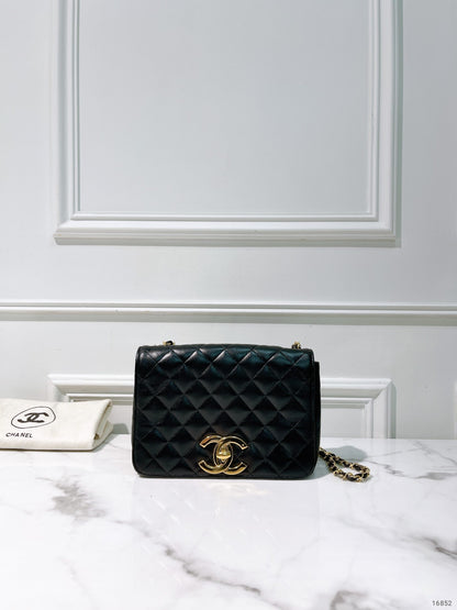 CHANEL VINTAGE FLAP BAG, Black/Gold