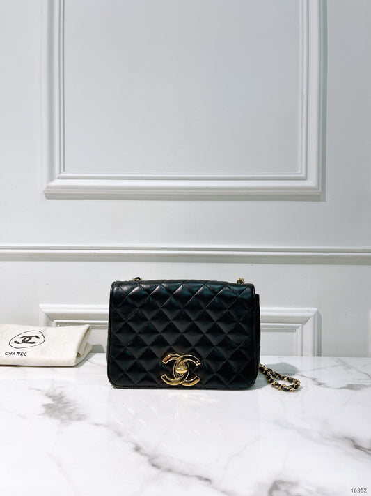 CHANEL VINTAGE FLAP BAG, Black/Gold