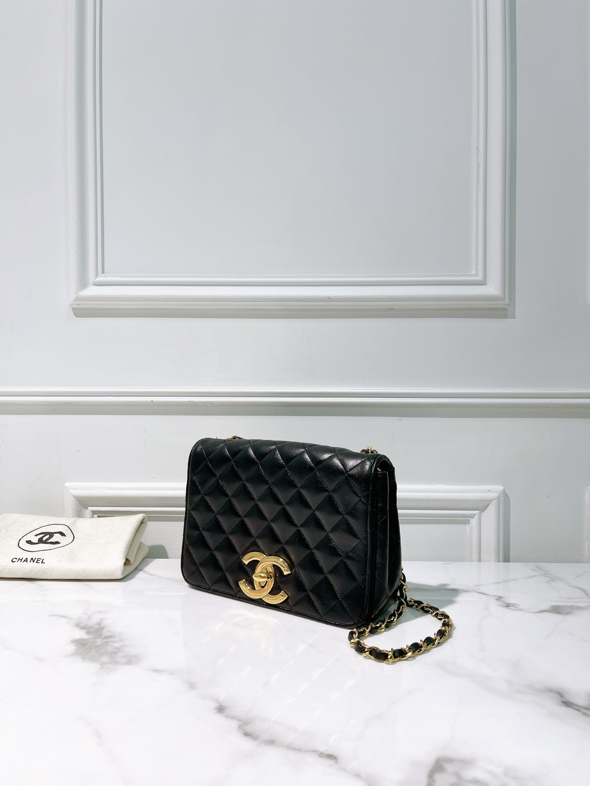 CHANEL VINTAGE FLAP BAG, Black/Gold