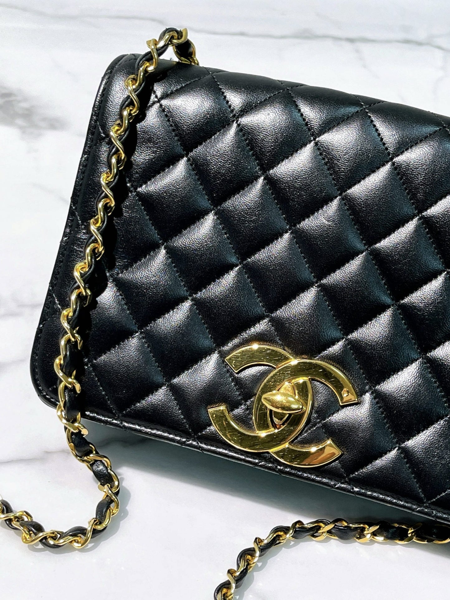 CHANEL VINTAGE FLAP BAG, Black/Gold