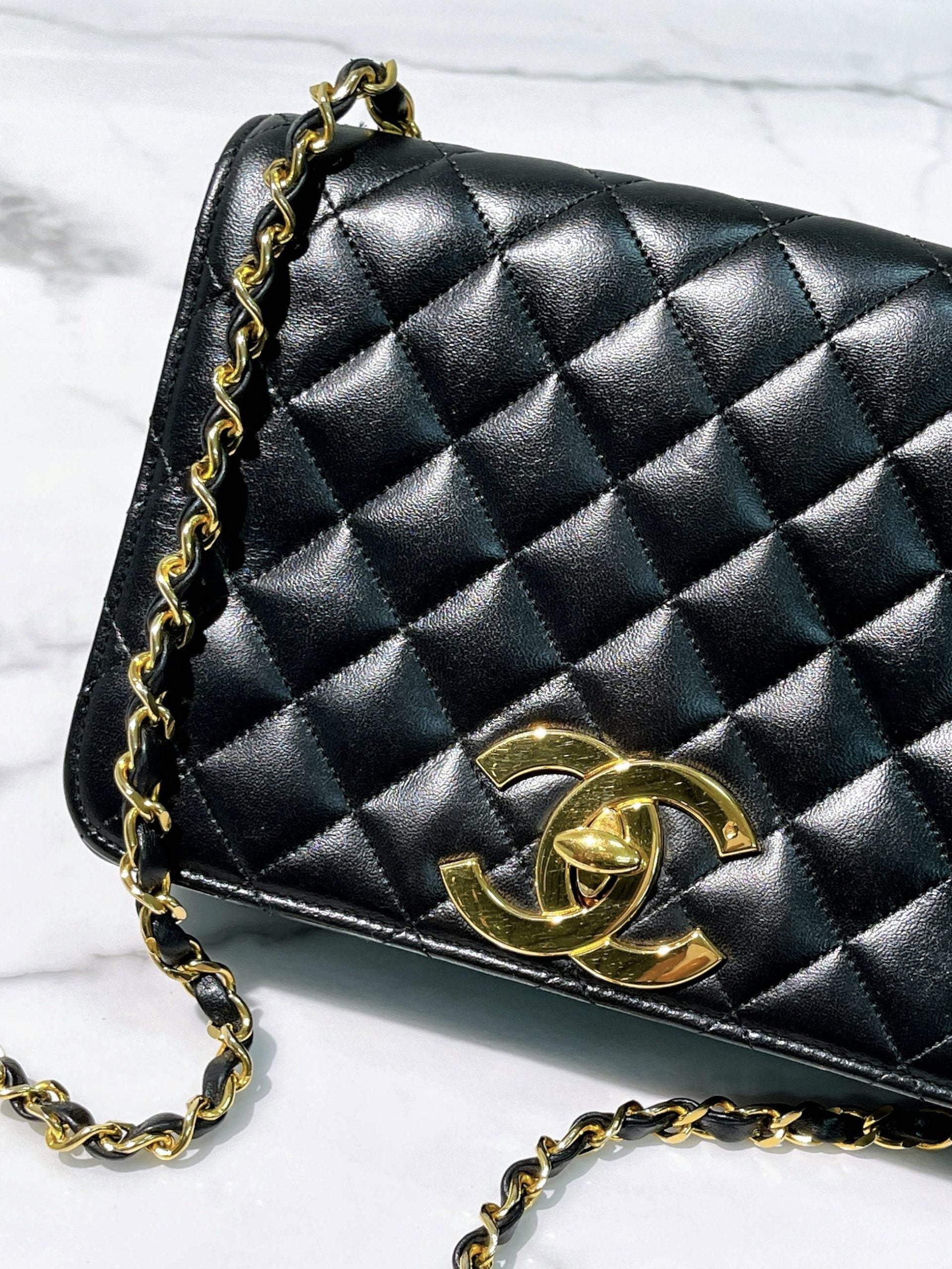 CHANEL VINTAGE FLAP BAG, Black/Gold