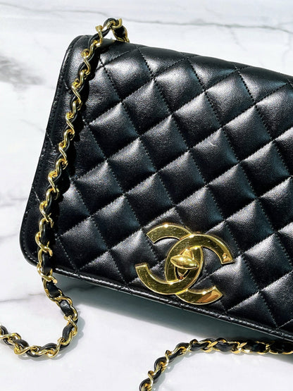 CHANEL VINTAGE FLAP BAG, Black/Gold