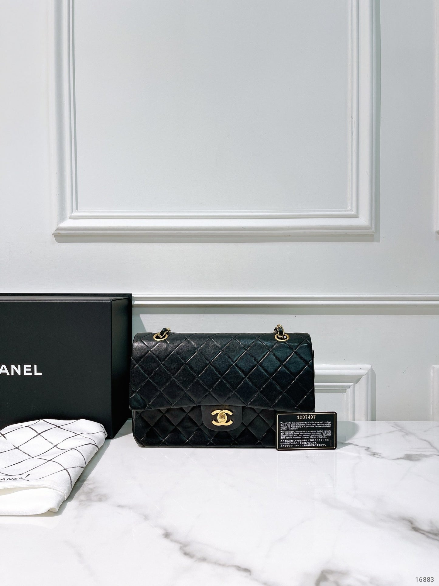 CHANEL VINTAGE CLASSIC FLAP, Black/Gold