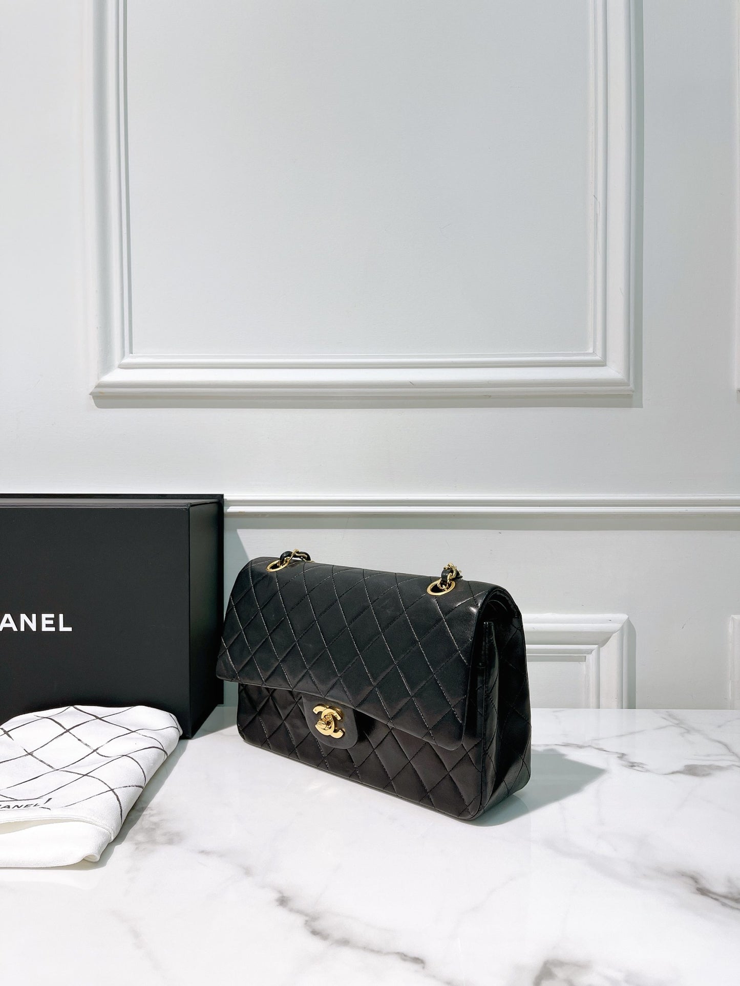 CHANEL VINTAGE CLASSIC FLAP, Black/Gold