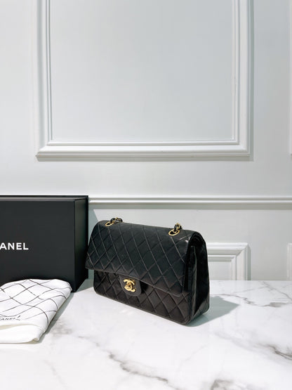 CHANEL VINTAGE CLASSIC FLAP, Black/Gold