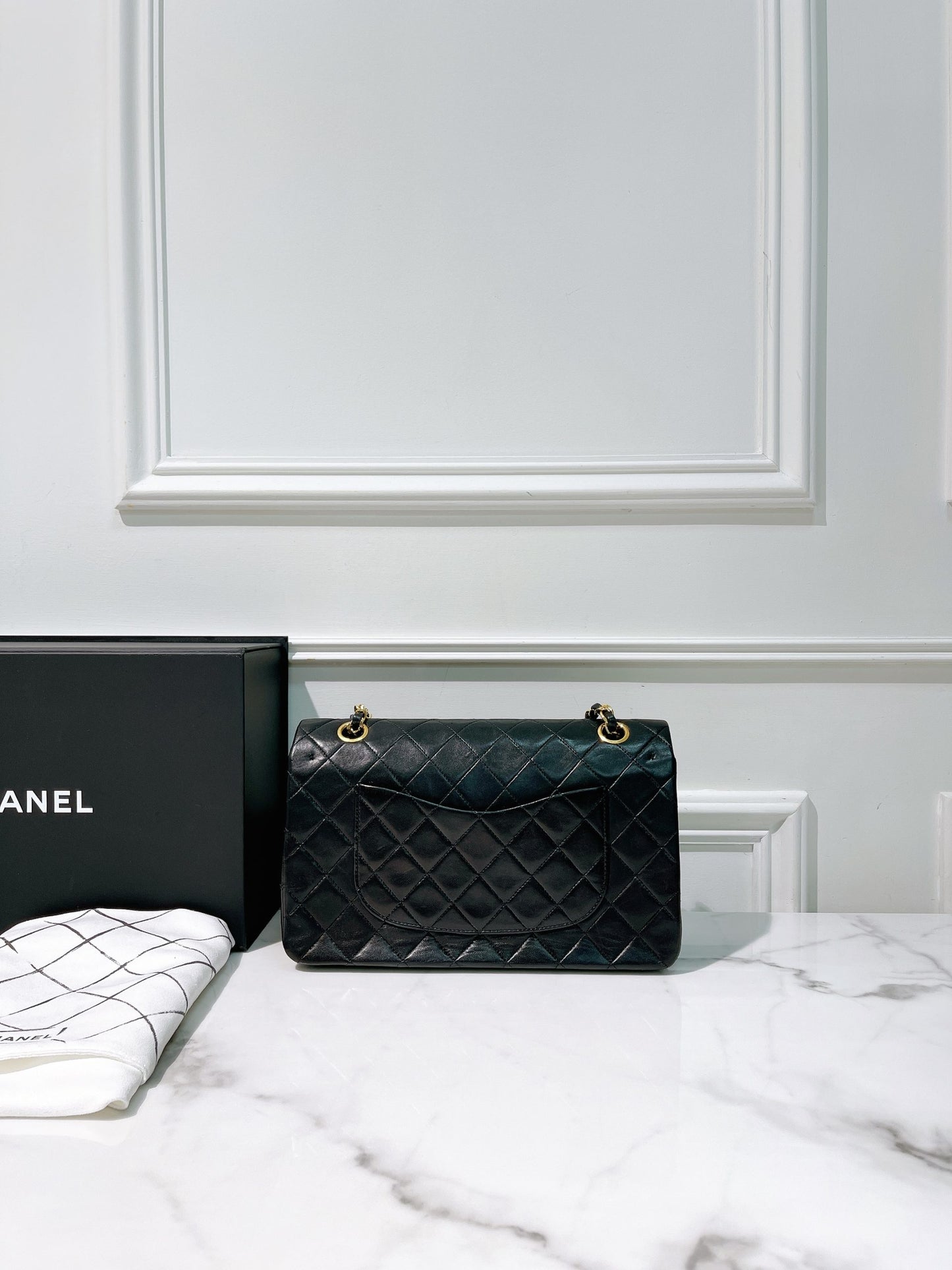 CHANEL VINTAGE CLASSIC FLAP, Black/Gold