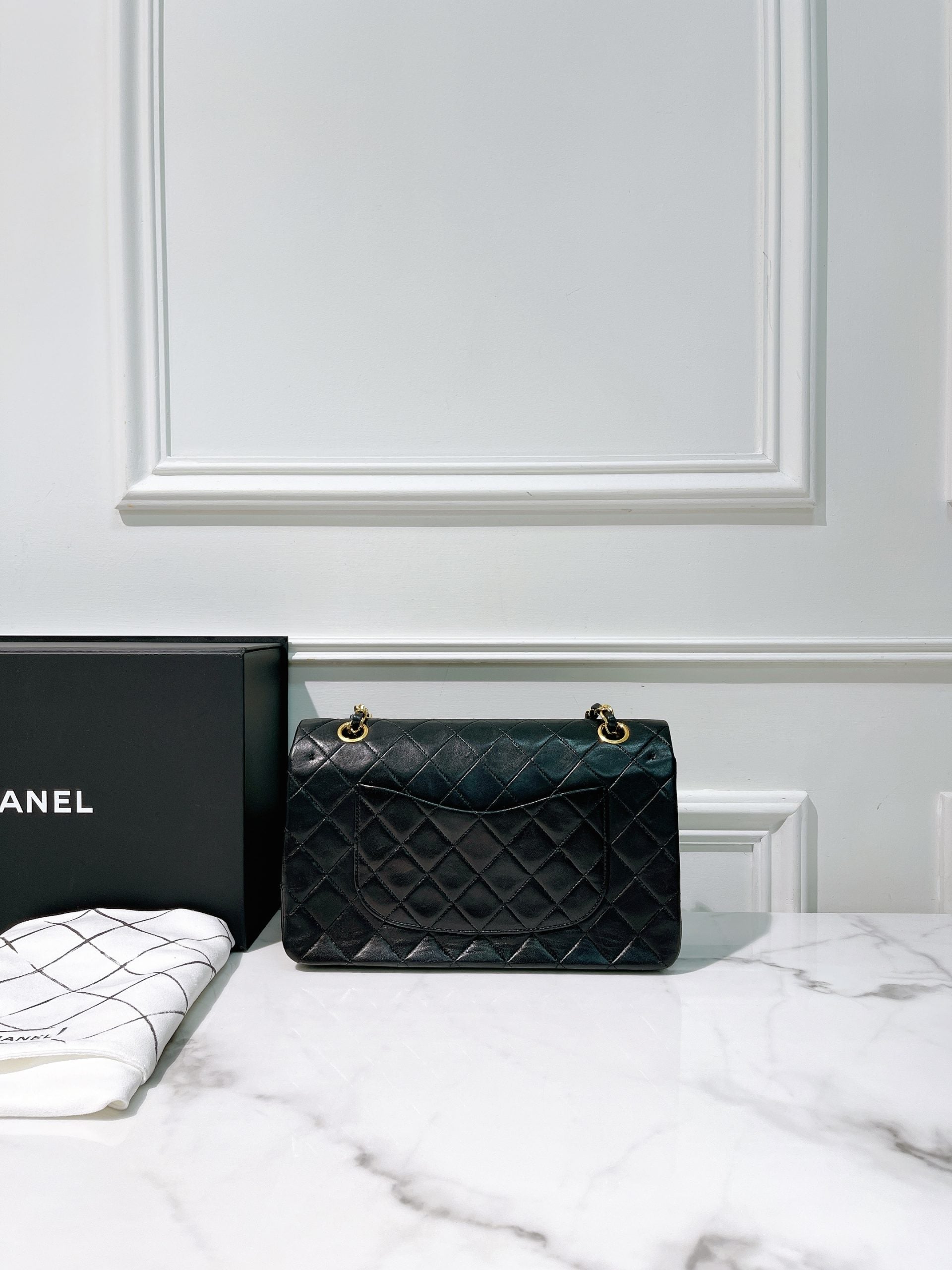 CHANEL VINTAGE CLASSIC FLAP, Black/Gold