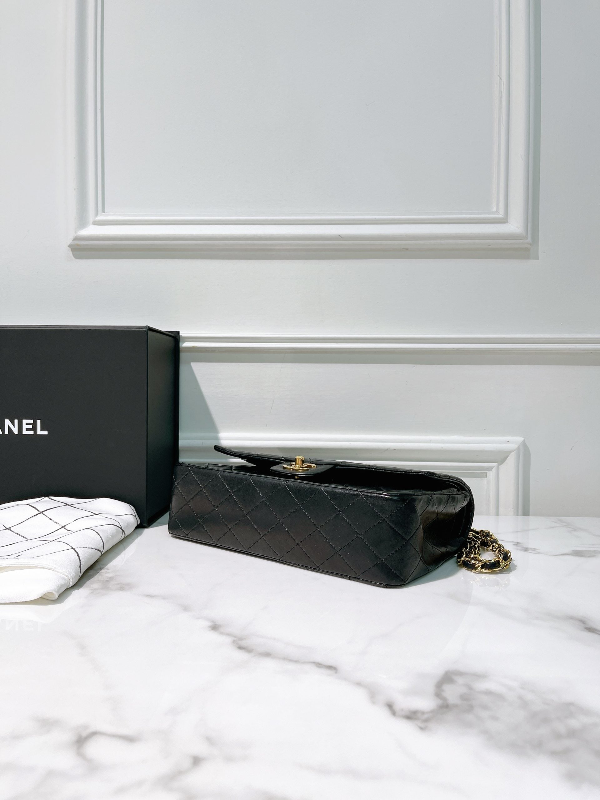CHANEL VINTAGE CLASSIC FLAP, Black/Gold