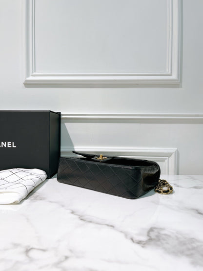 CHANEL VINTAGE CLASSIC FLAP, Black/Gold