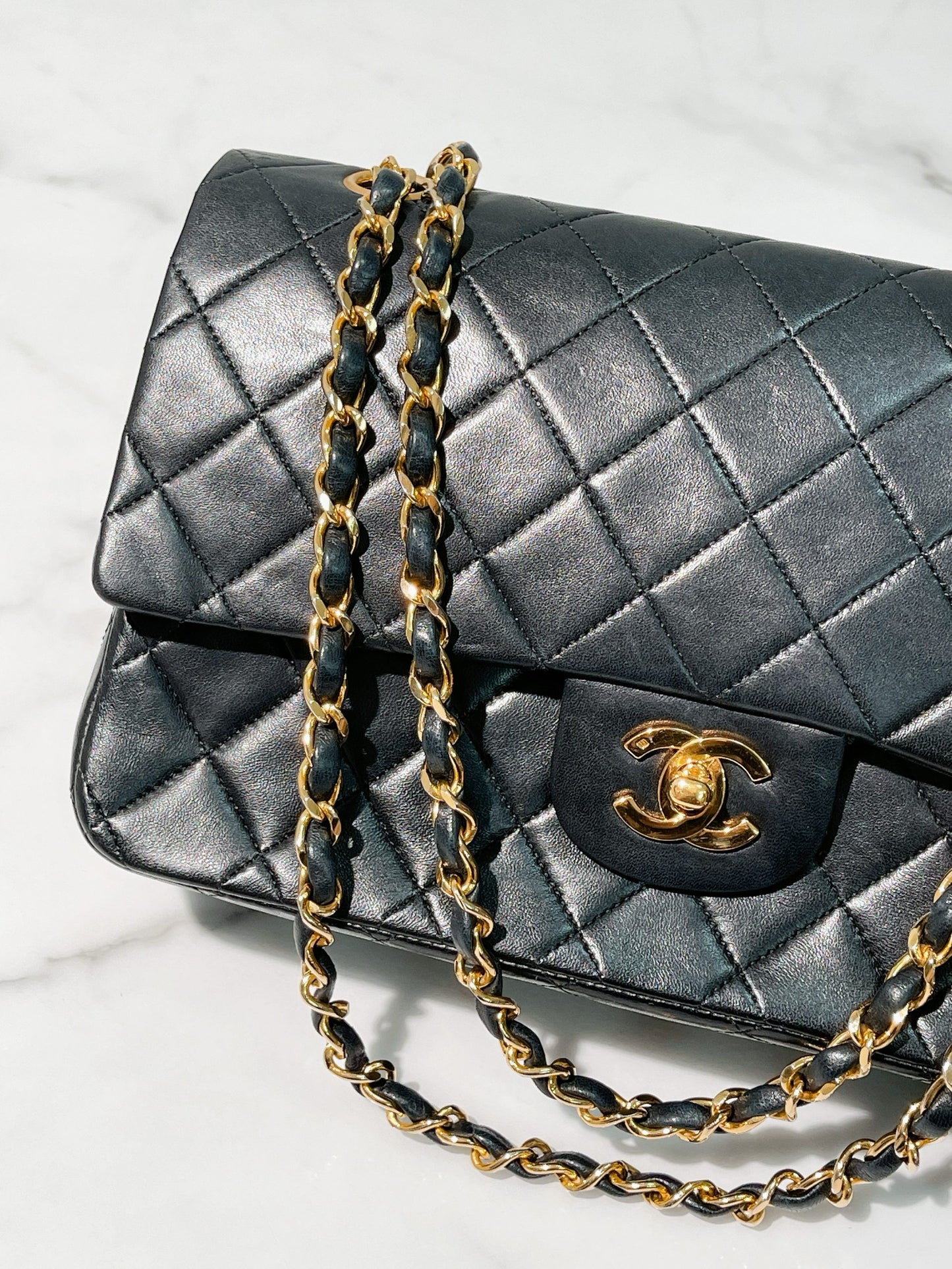 CHANEL VINTAGE CLASSIC FLAP, Black/Gold