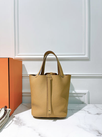 HERMES PICOTIN LOCK 22, Biscuit/Gold