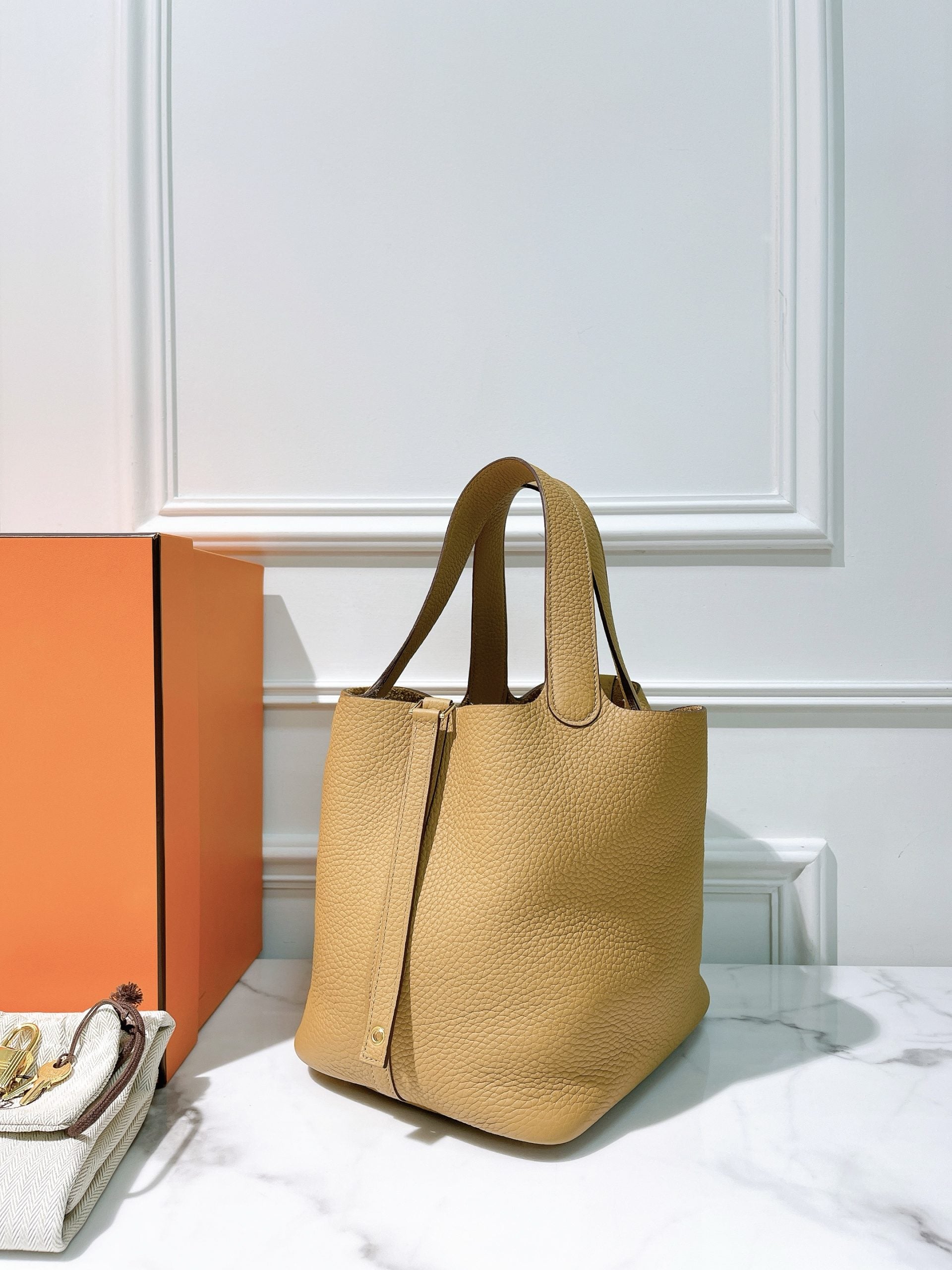 HERMES PICOTIN LOCK 22, Biscuit/Gold