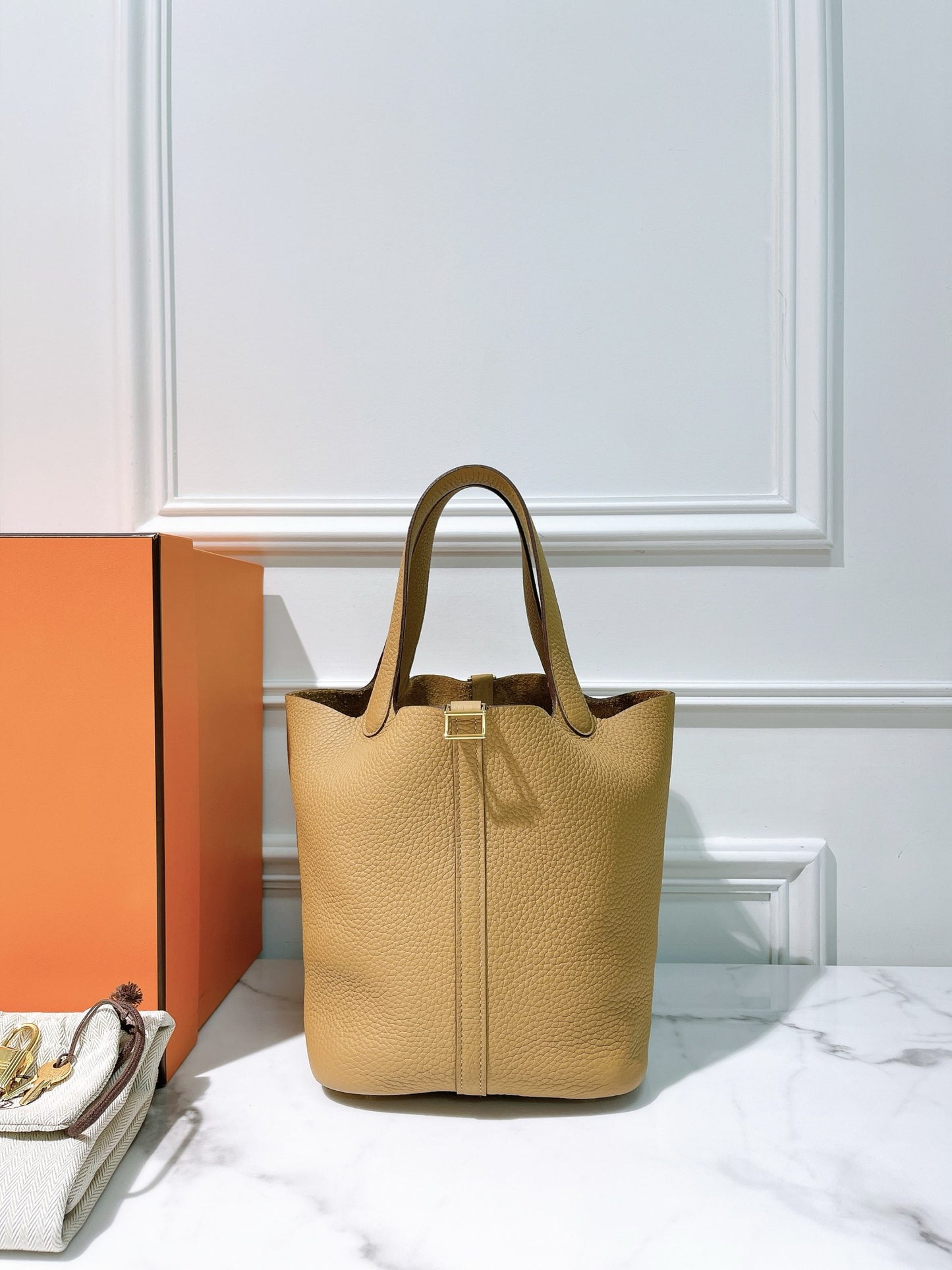 HERMES PICOTIN LOCK 22, Biscuit/Gold