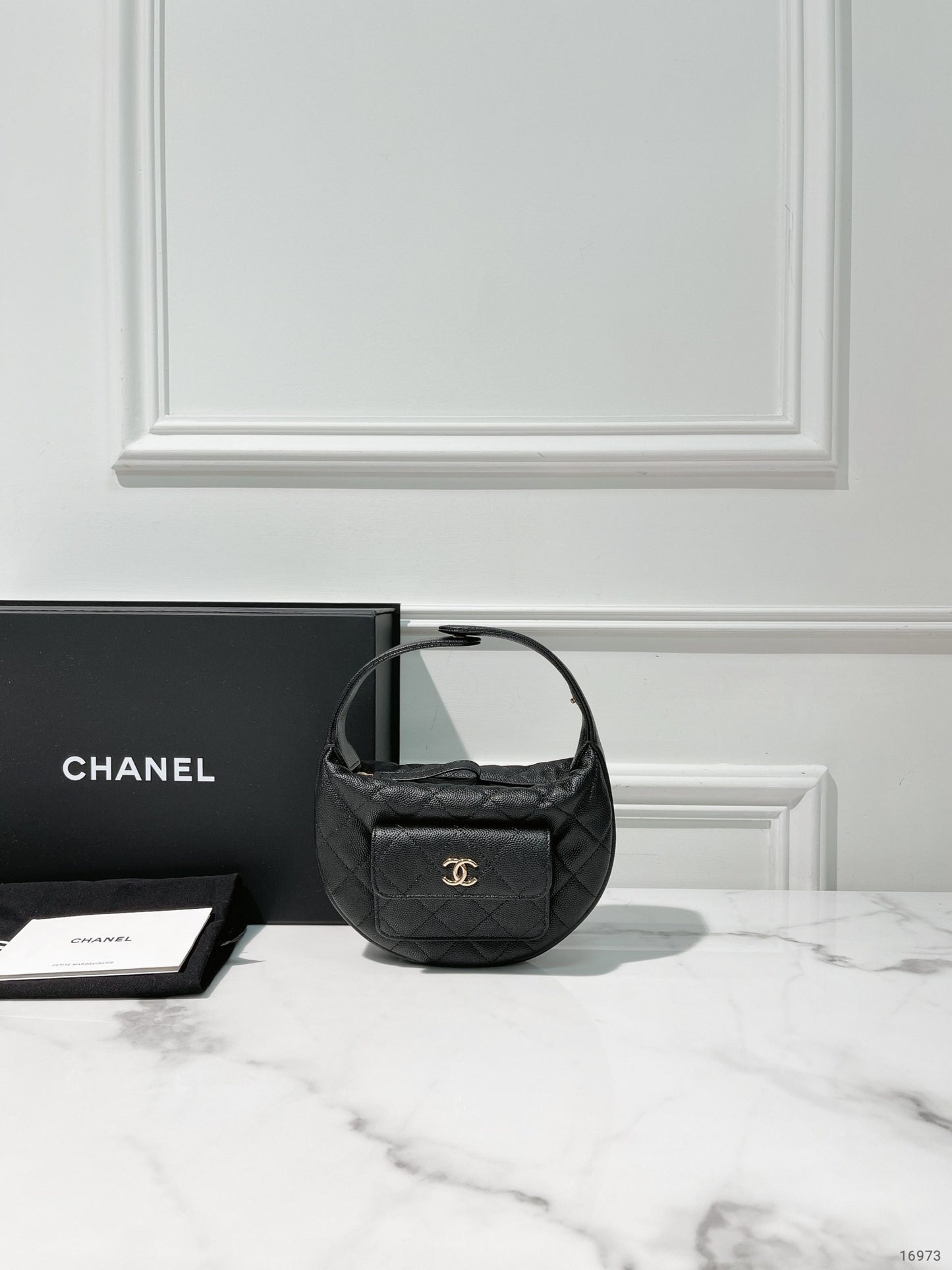 CHANEL 23B CLUTCH, Black/Gold