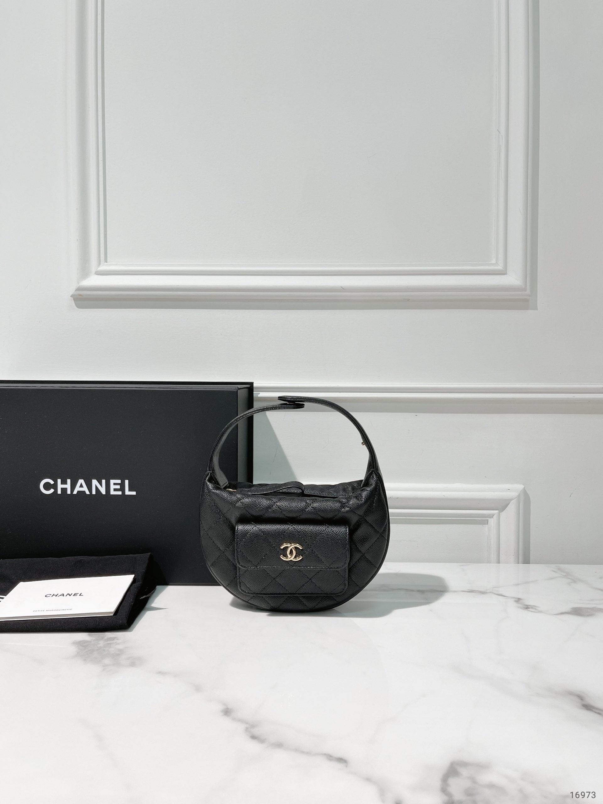 CHANEL 23B CLUTCH, Black/Gold