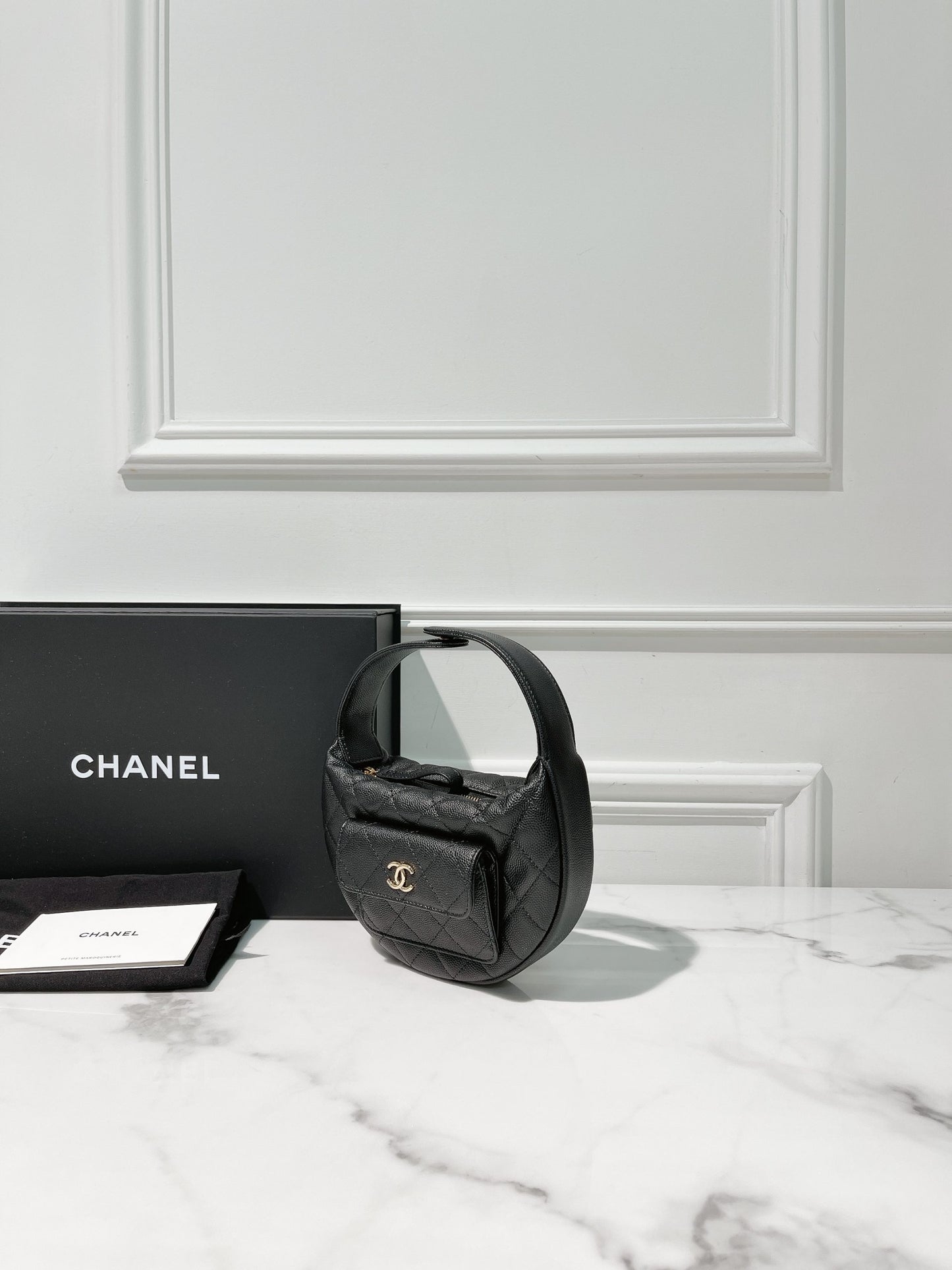 CHANEL 23B CLUTCH, Black/Gold