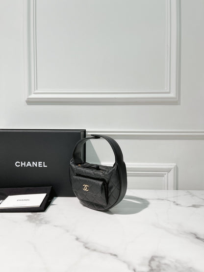 CHANEL 23B CLUTCH, Black/Gold
