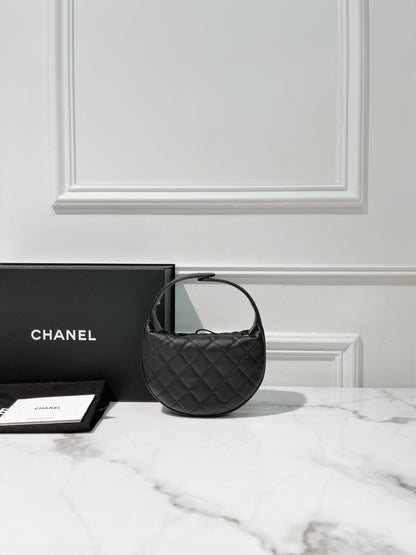 CHANEL 23B CLUTCH, Black/Gold