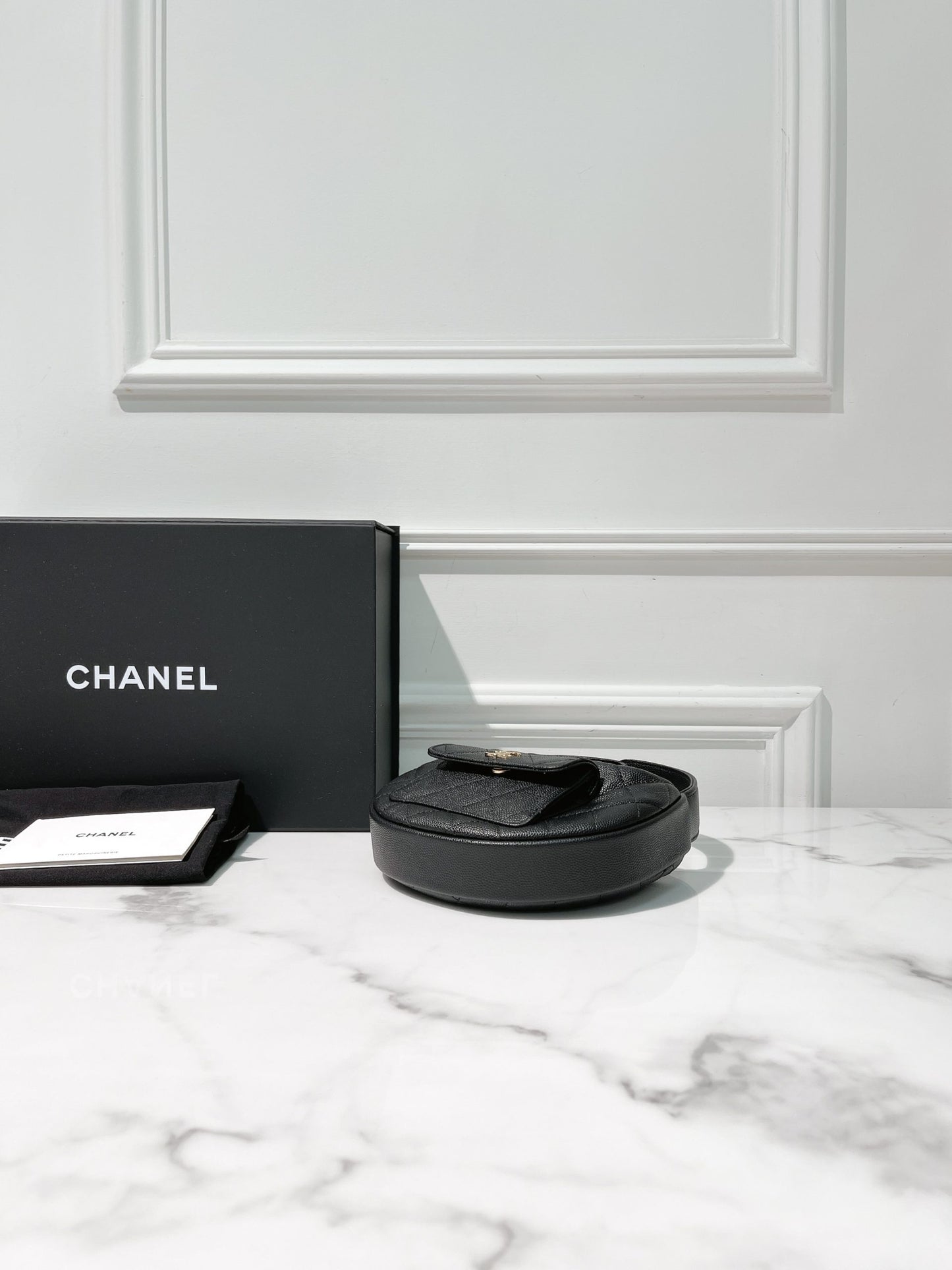 CHANEL 23B CLUTCH, Black/Gold