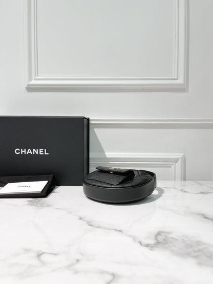 CHANEL 23B CLUTCH, Black/Gold