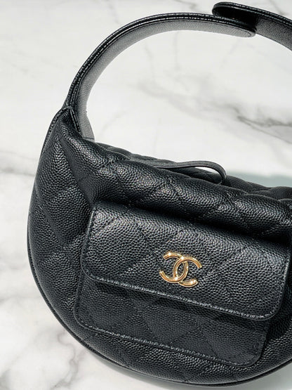 CHANEL 23B CLUTCH, Black/Gold