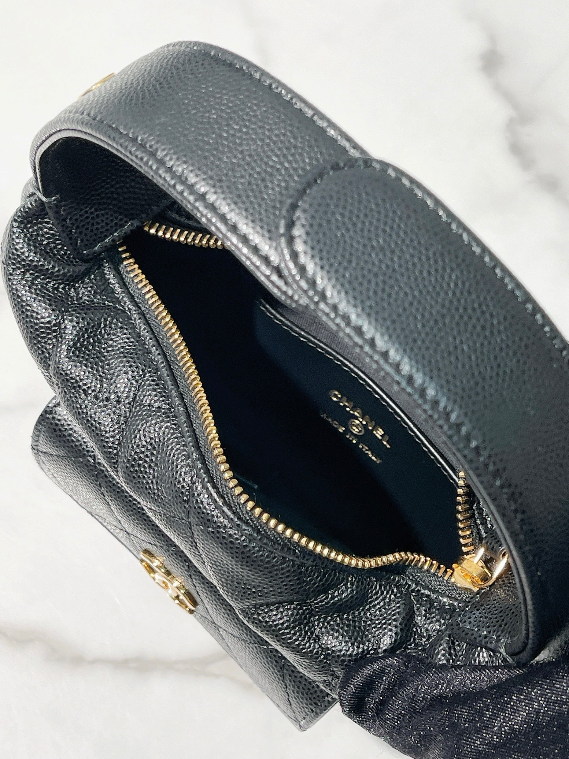 CHANEL 23B CLUTCH, Black/Gold