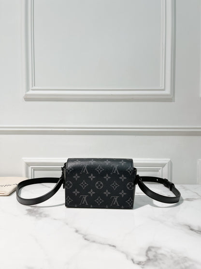 LV STEAMER WEARABLE WALLET, Monogram Eclipse