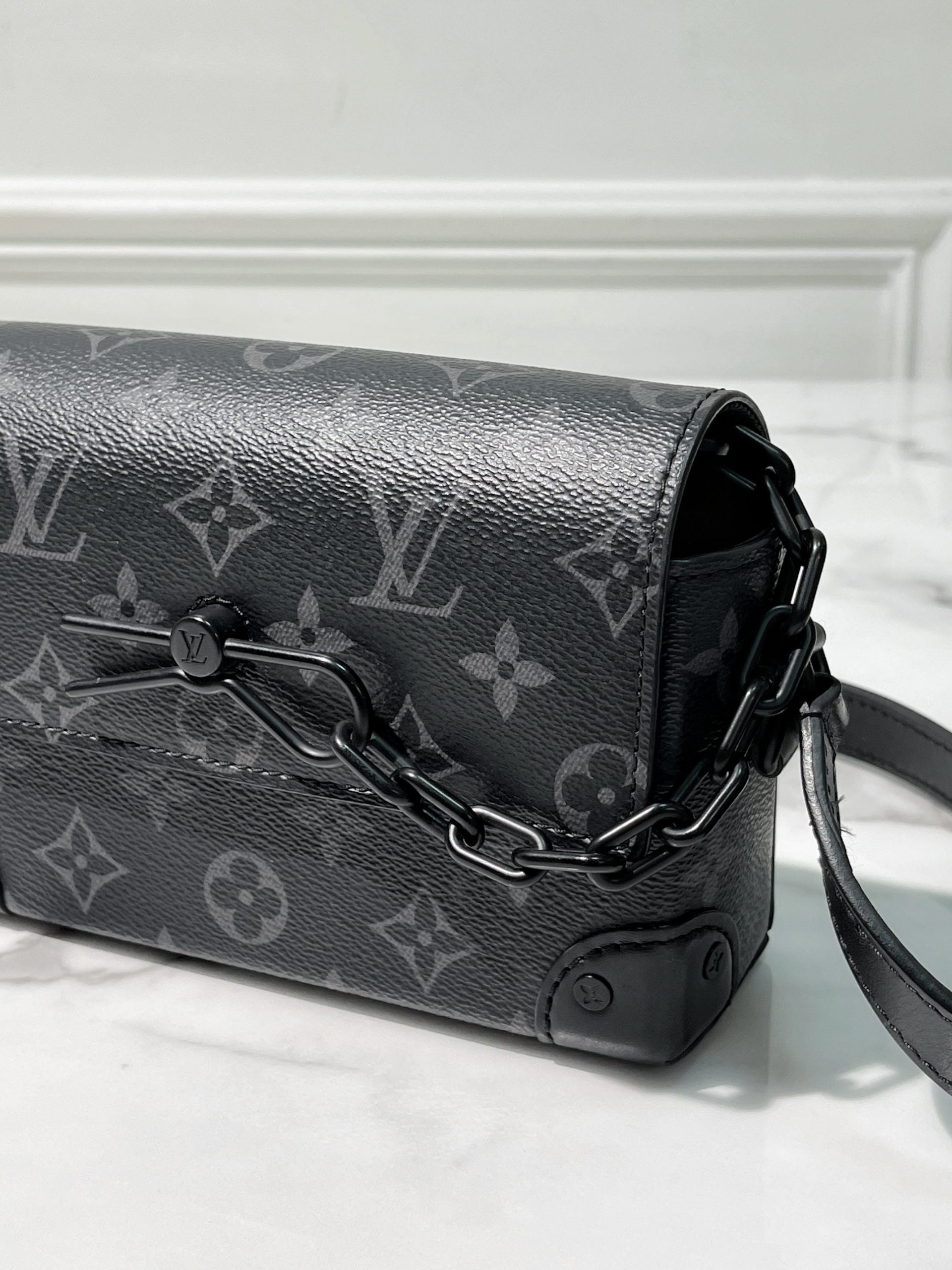 LV STEAMER WEARABLE WALLET, Monogram Eclipse