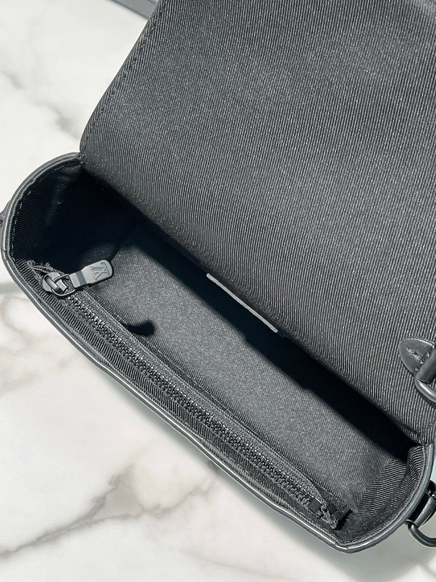 LV STEAMER WEARABLE WALLET, Monogram Eclipse